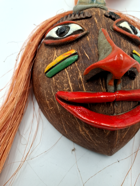 Maske med hår i koral